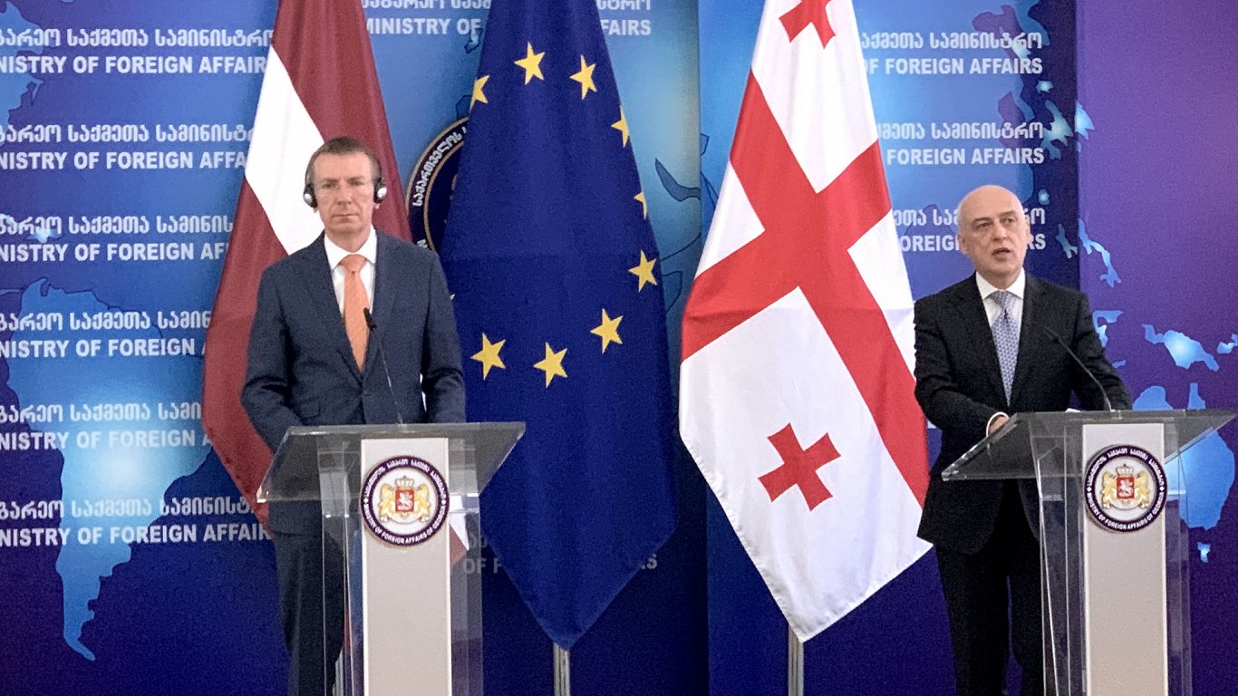 Latvijas ārlietu ministrs Edgars Rinkēvičs (pa kreisi) un Gruzijas ārlietu ministrs Deivids Zalkalia...