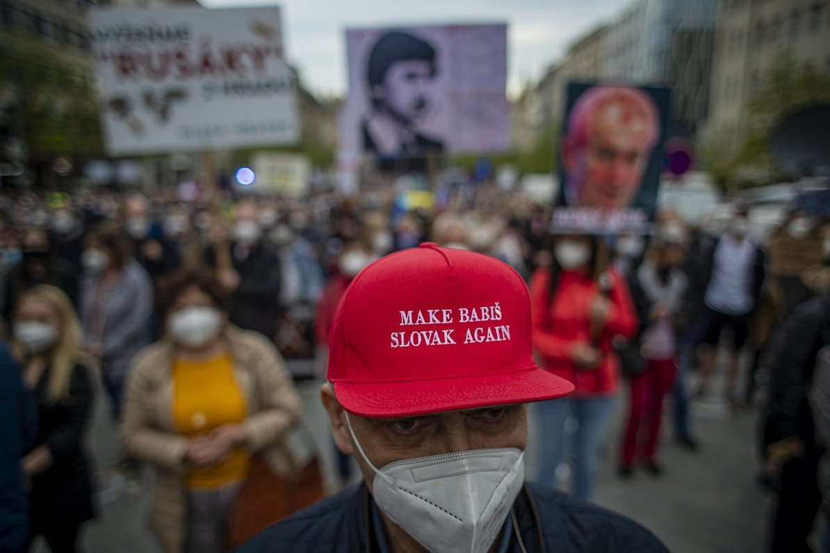 Čehijas galvaspilsētā Prāgā protestētāja cepuri rotā sauklis “Padarīsim Babišu atkal par slovāku”. Č...