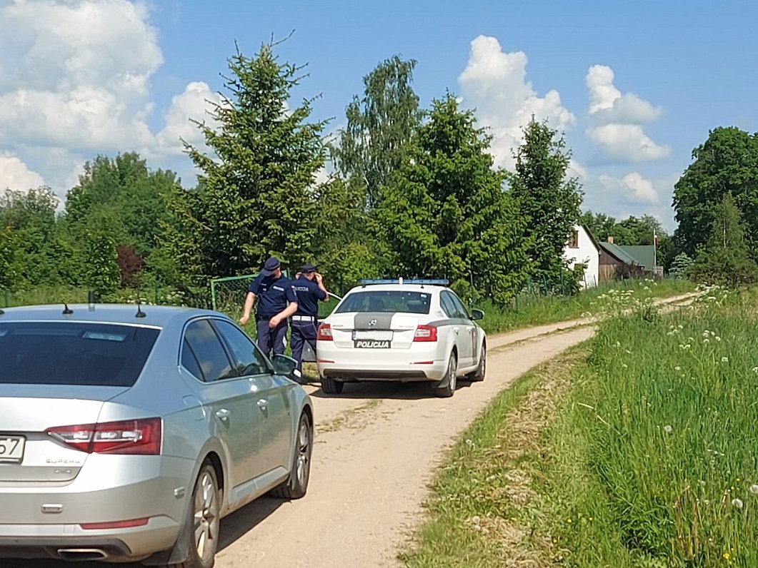 Policijas transports pie Saeimas deputāta Jāņa Ādamsona īpašuma, kurā notiek kratīšana. 2021. gada 1...