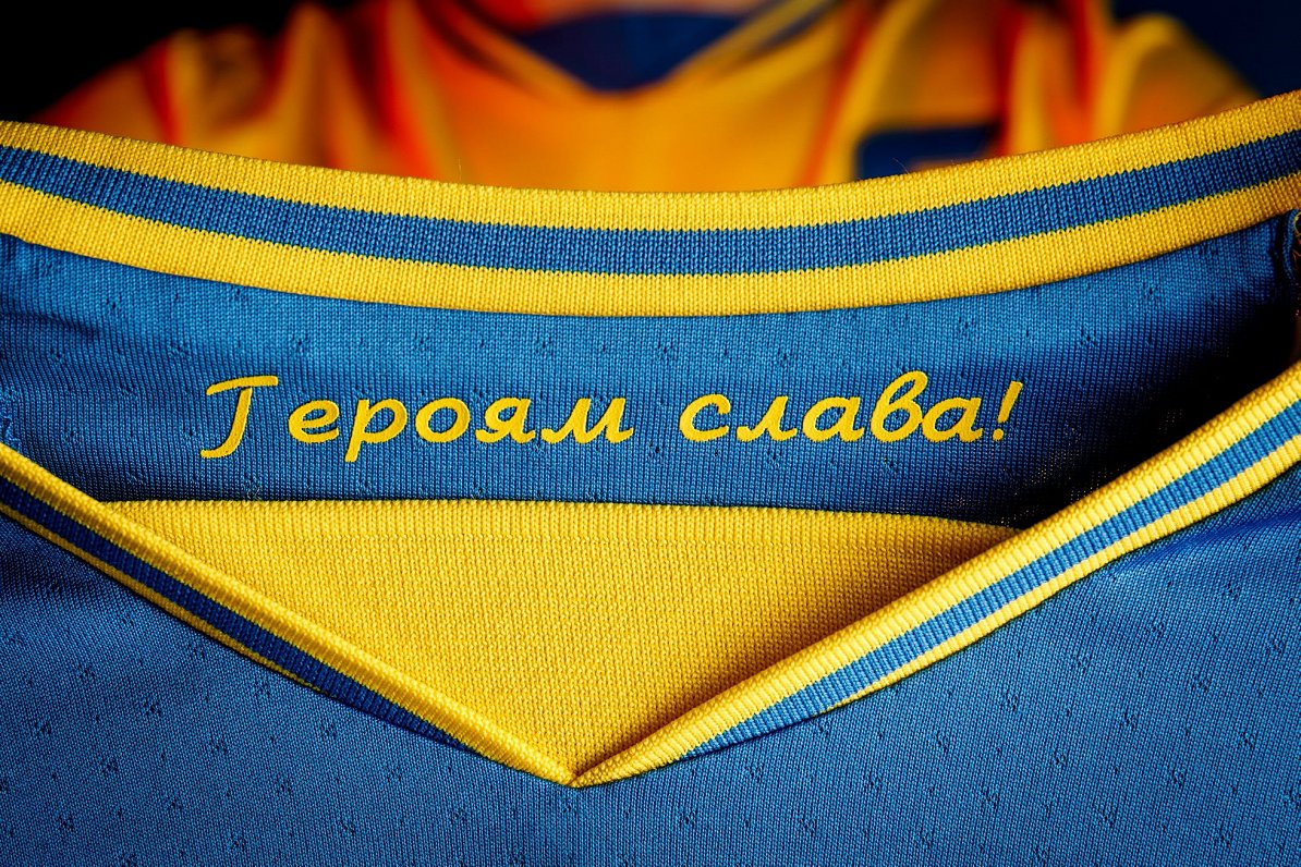 Ukrainas futbola izlases krekls ar saukli &quot;Varoņiem slava!&quot;