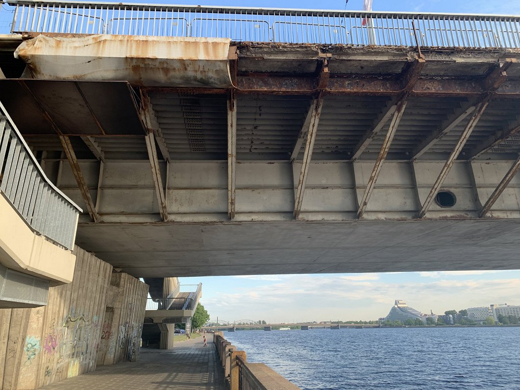 Vanšu tilta sarūsējušās konstrukcijas. 2021. gada jūnijs.