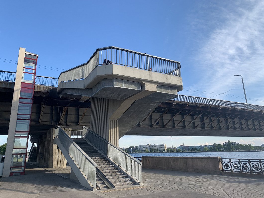 Vanšu tilta atjaunotās kāpnes un lifts. 2021. gada jūnijs.
