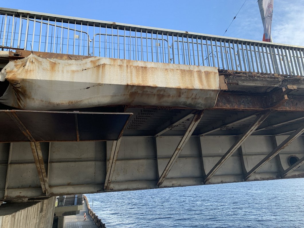 Vanšu tilta sarūsējušās konstrukcijas. 2021. gada jūnijs.