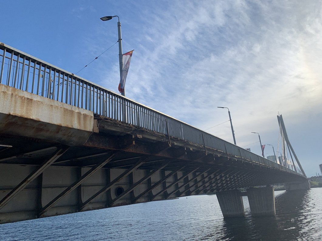 Vanšu tilta sarūsējušās margas. 2021. gada jūnijs.