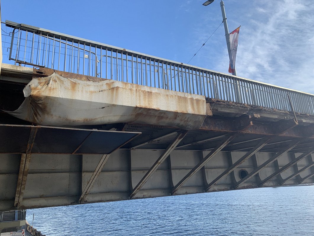 Vanšu tilta sarūsējušās margas. 2021. gada jūnijs.
