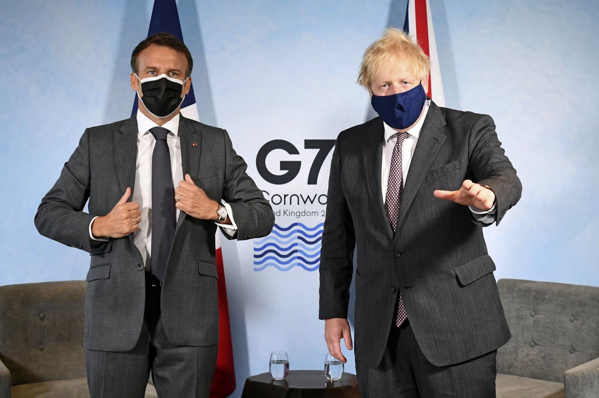 Attēlā no kreisās Francijas prezidents Emanuels Makrons un Lielbritānijas premjers Boriss Džonsons