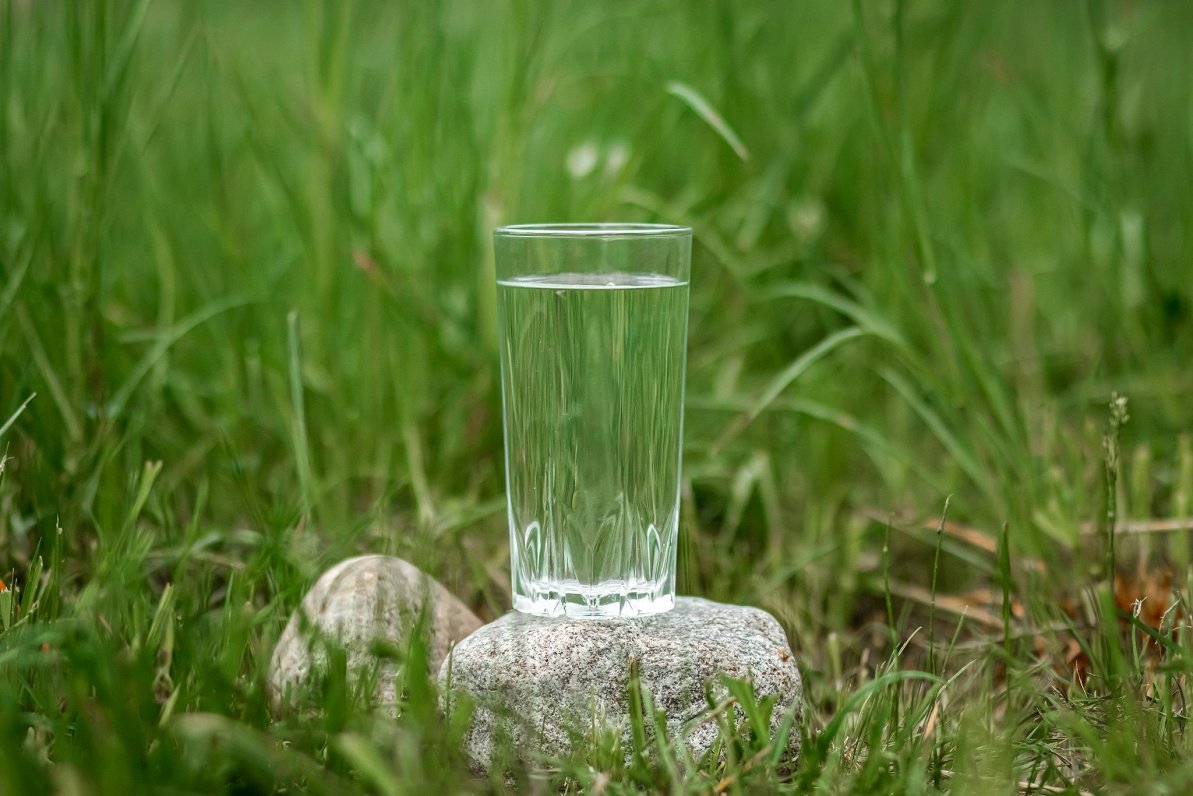 Stikla glāze ar dzeramo ūdeni brīvā dabā. Attēls ilustratīvs.