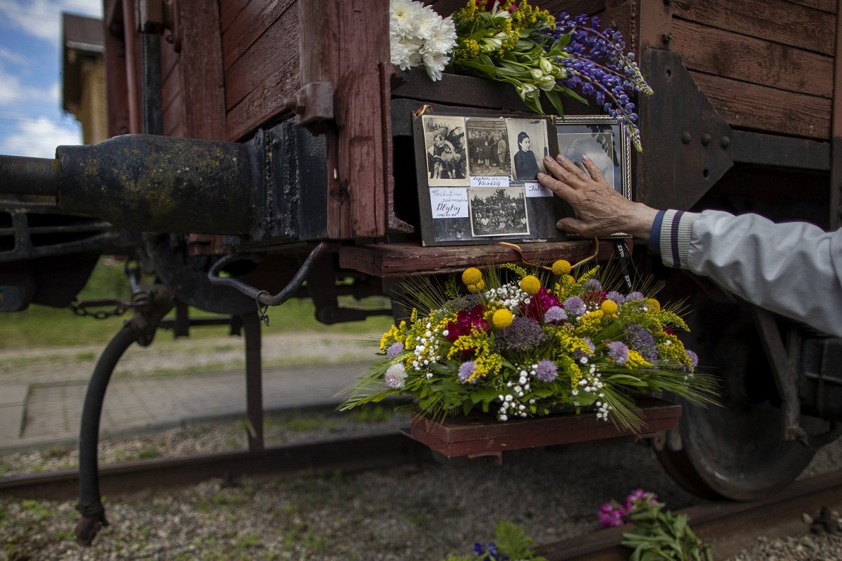 Ziedu nolikšana pie deportāciju piemiņas vietas Viļņas dzelzceļa stacijā