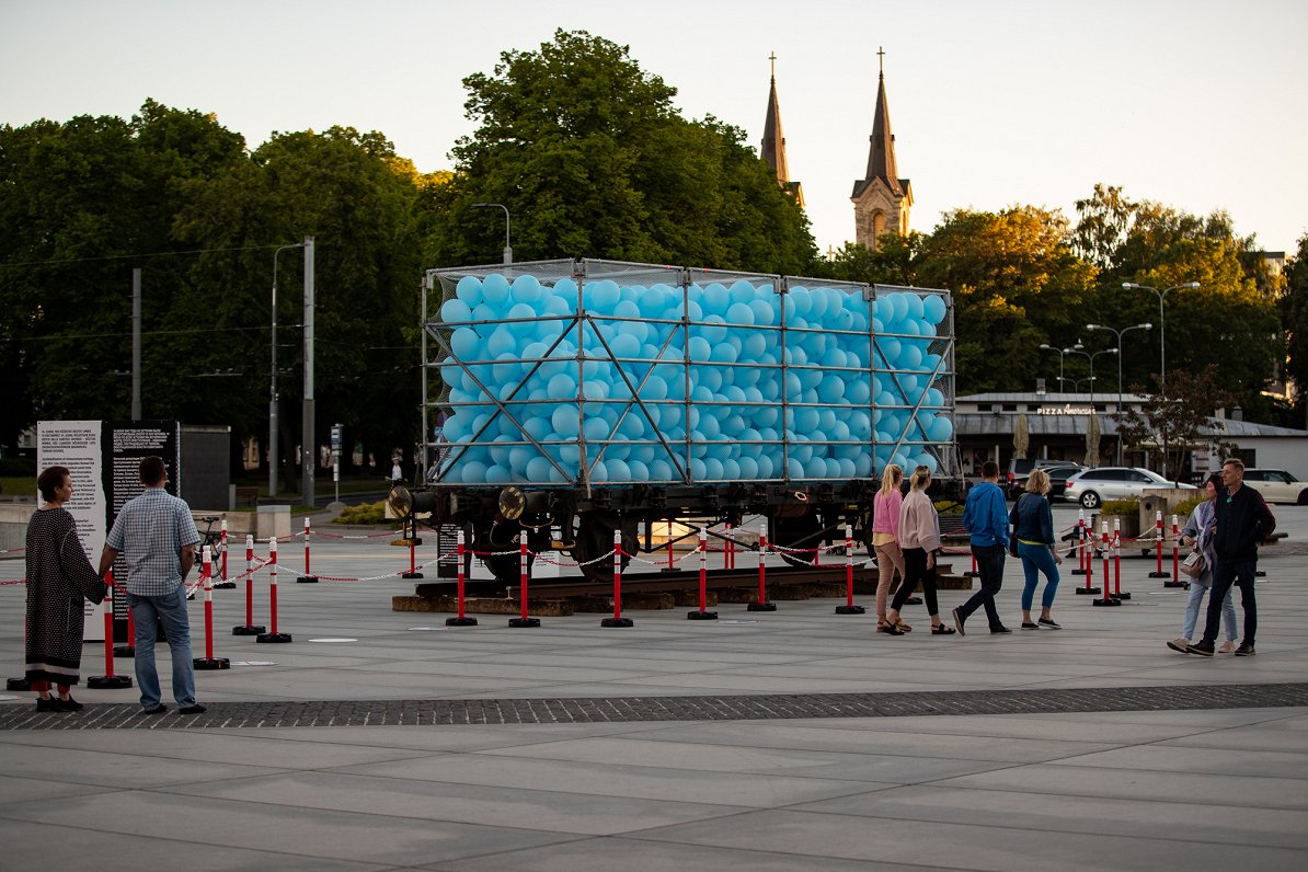 Deportāciju atceres dienai veidota vides instalācija &quot;Asaru vagons&quot; Tallinā