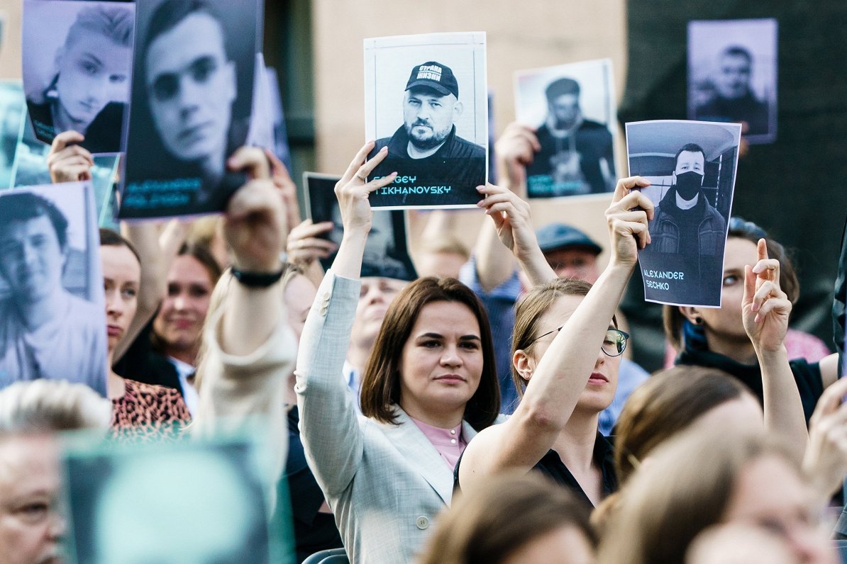 Baltkrievijas opozīcijas līdere Svjatlana Cihanouska ar apcietinātā vīra portretu