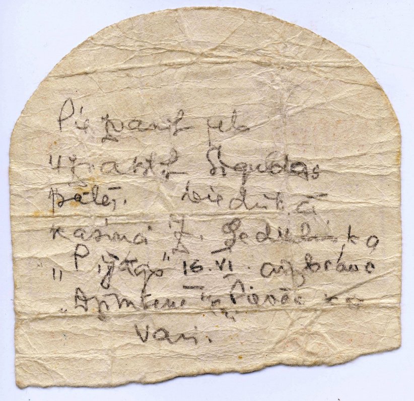 Siguldas stacijā atrasta nezināma autora zīmīte, kas izmesta no vagona 1941. gada 14. jūnija deportā...