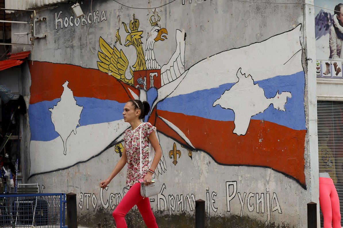 Kosovas pilsētā Mitrovicā izveidots grafiti ar Serbijas karogu un Kosovas karti