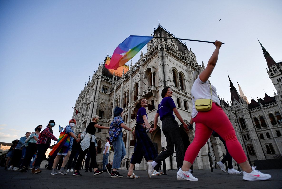 Cilvēki Budapeštā, Ungārijā, protestē pret LGBT satura aizliegšanu (14.06.2021)