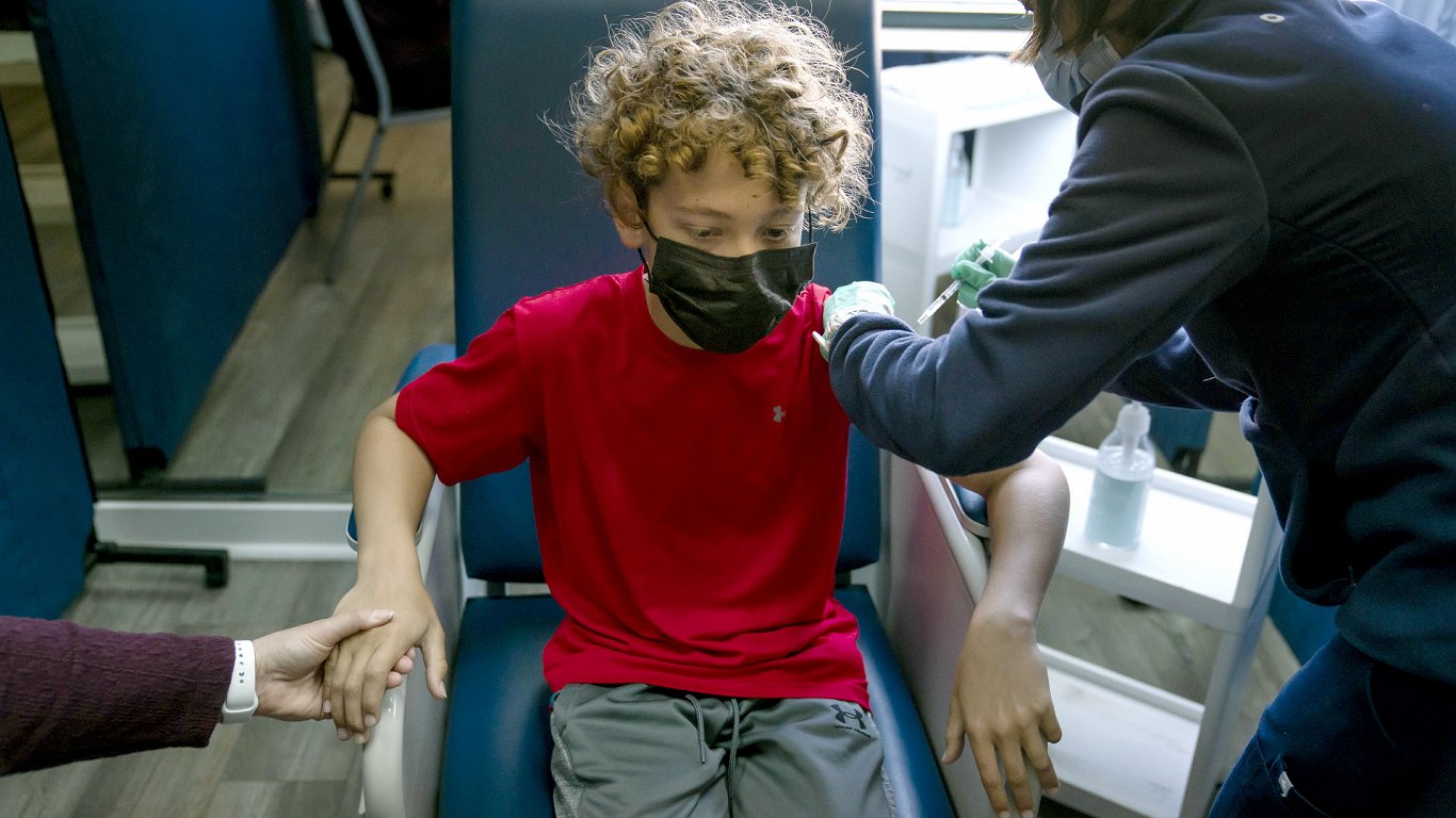 12 gadus vecs zēns saņem Covid-19 vakcīnas pirmo devu. 2021. gada 13. maijs. Tastina, ASV Kalifornij...