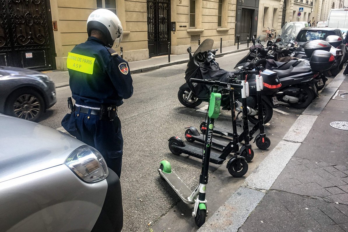 Skrejriteņi un motocikli stāvvietā Parīzē
