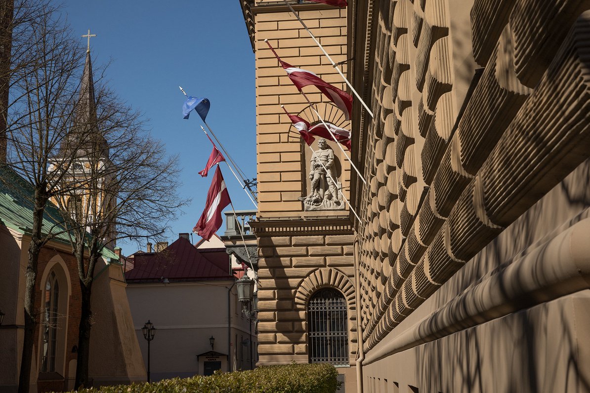 Latvijas karogi pie Saeimas ēkas