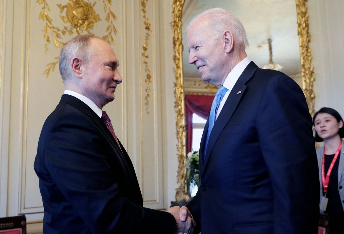 ASV prezidents Džo Baidens (no labās) un Krievijas prezidents Vladimirs Putins