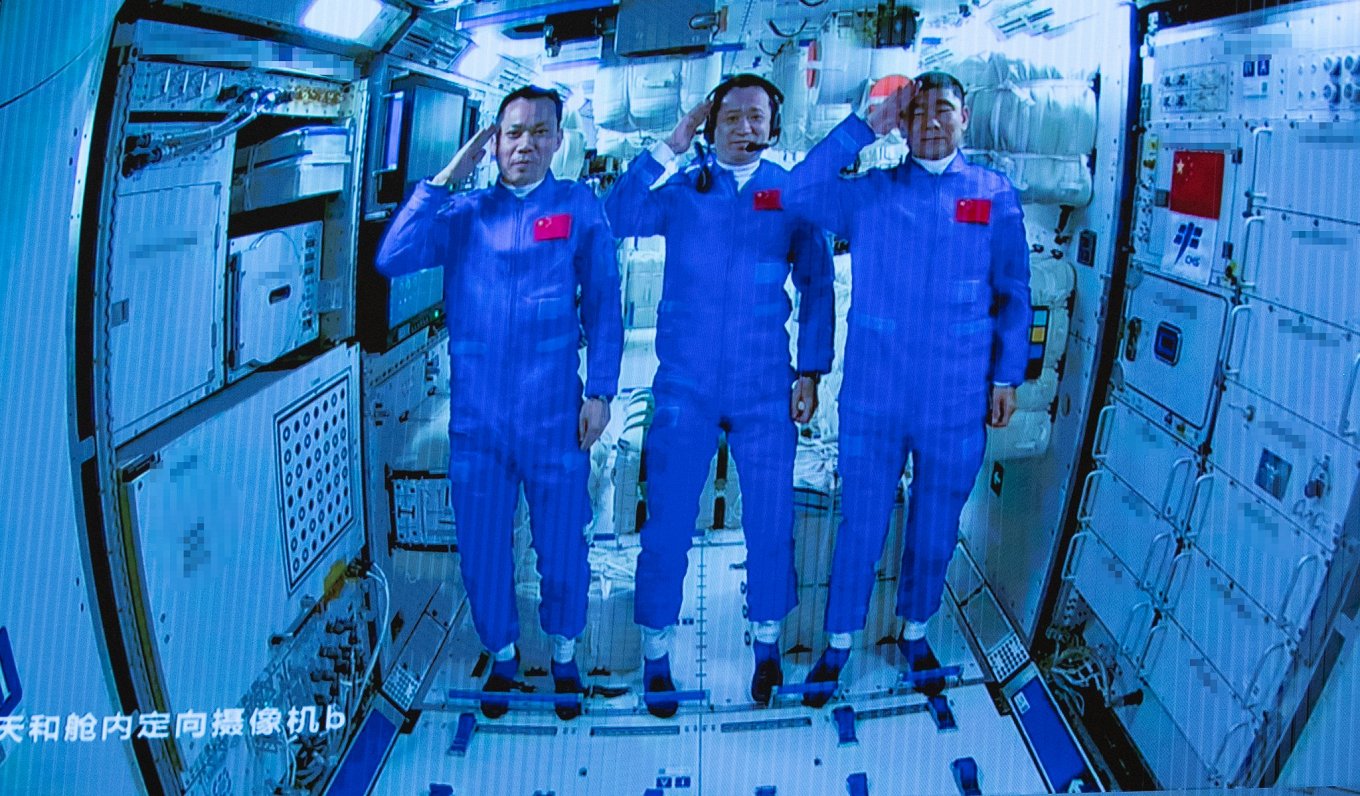 Ķīnas astronauti jaunbūvējamajā kosmosa stacijā, 17.06.2021.