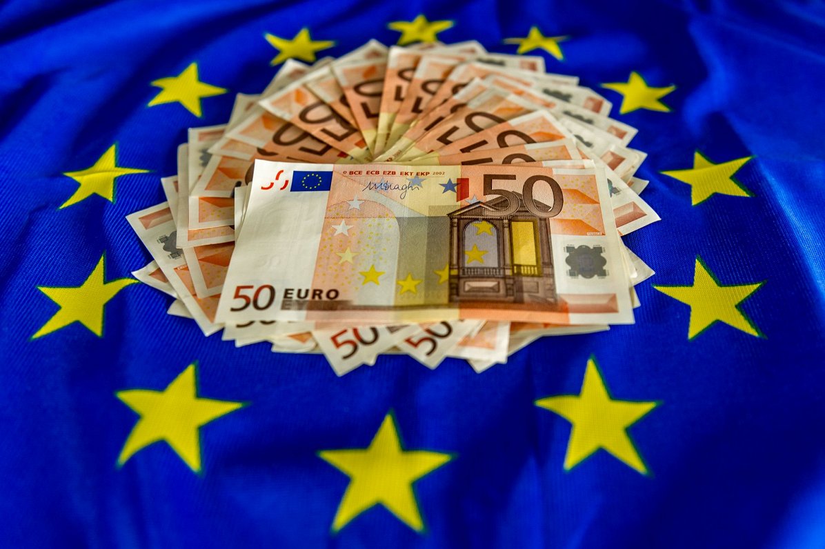 ES karogs un eiro banknotes. Attēls ilustratīvs