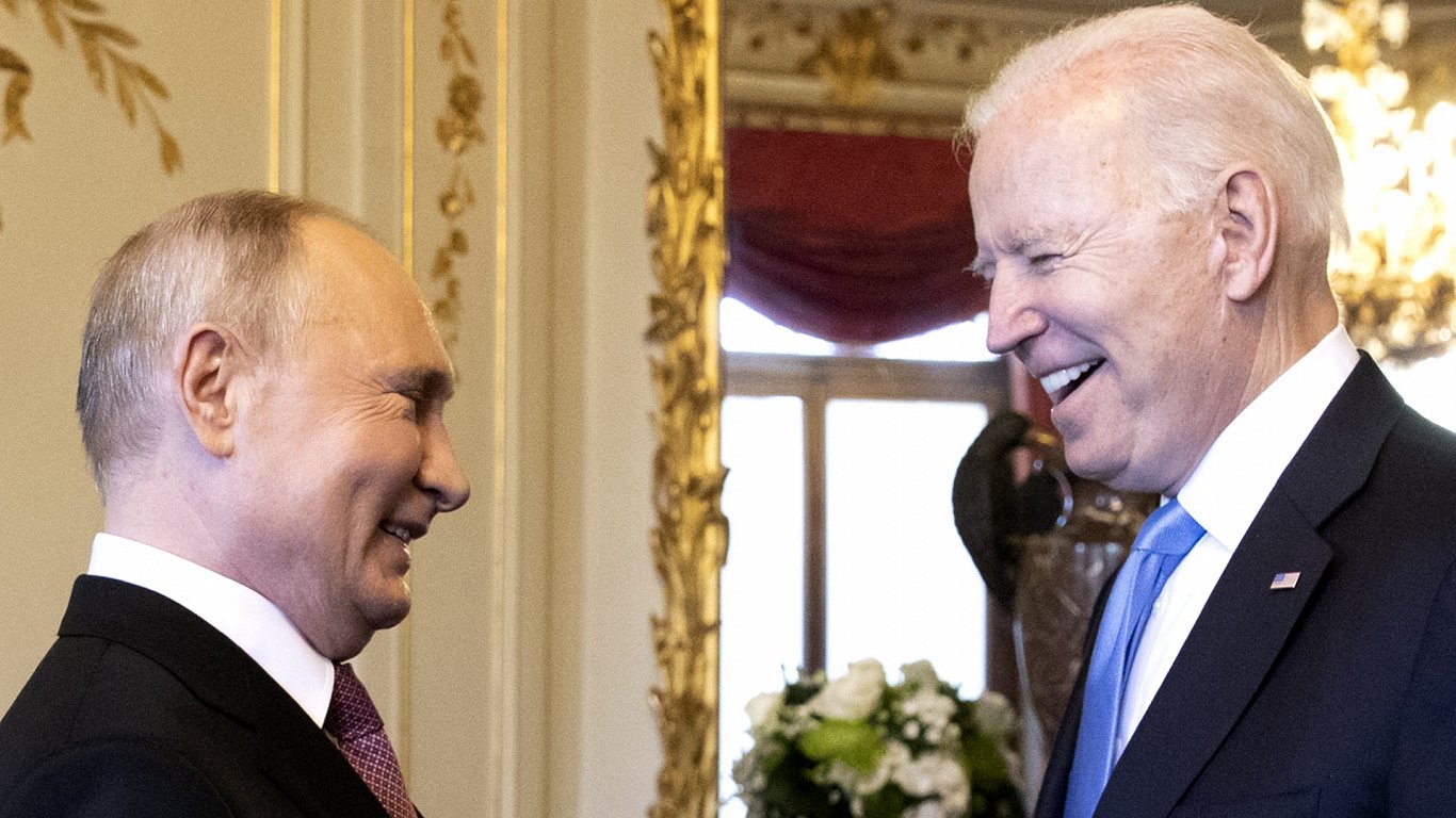 Владимир Путин и Джо Байден перед началом саммита. Женева, 16 июня 2021 года.