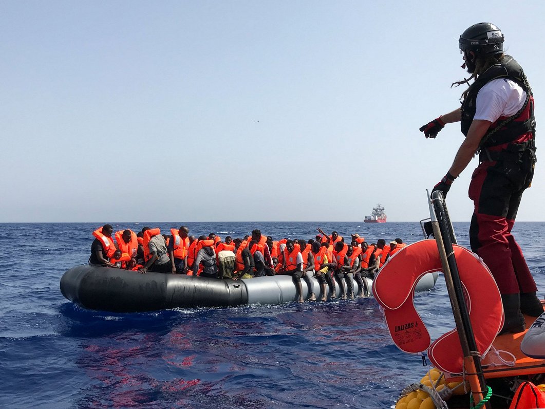 Francijas nevalstiskās organizācijas darbinieki veic bēgļu glābšanas operāciju Vidusjūrā