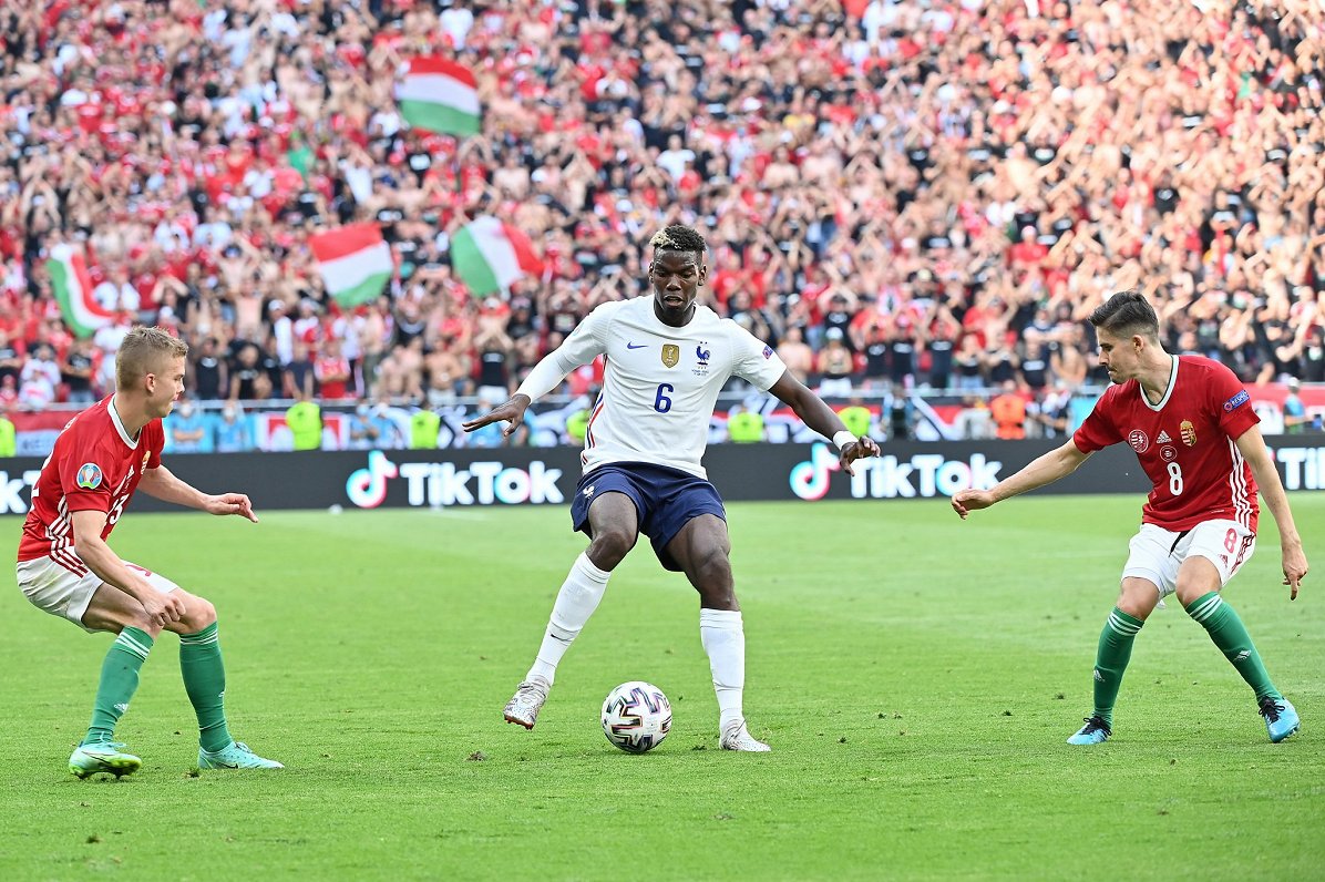 Francijas futbolists Pols Pogba (centrā) spēlē pret Ungāriju