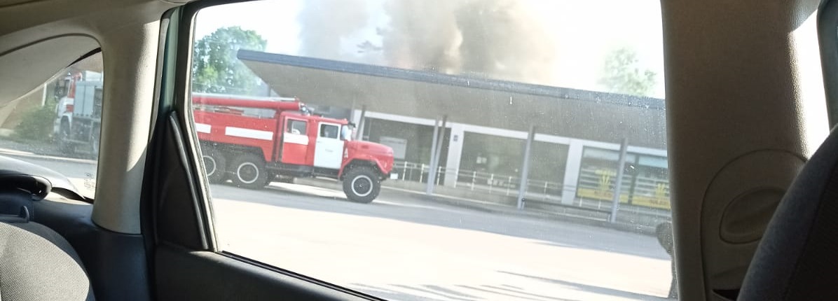 Rojas autoostā izcēlies ugunsgrēks