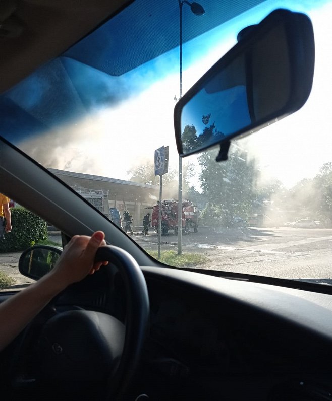 Rojas autoostā izcēlies ugunsgrēks