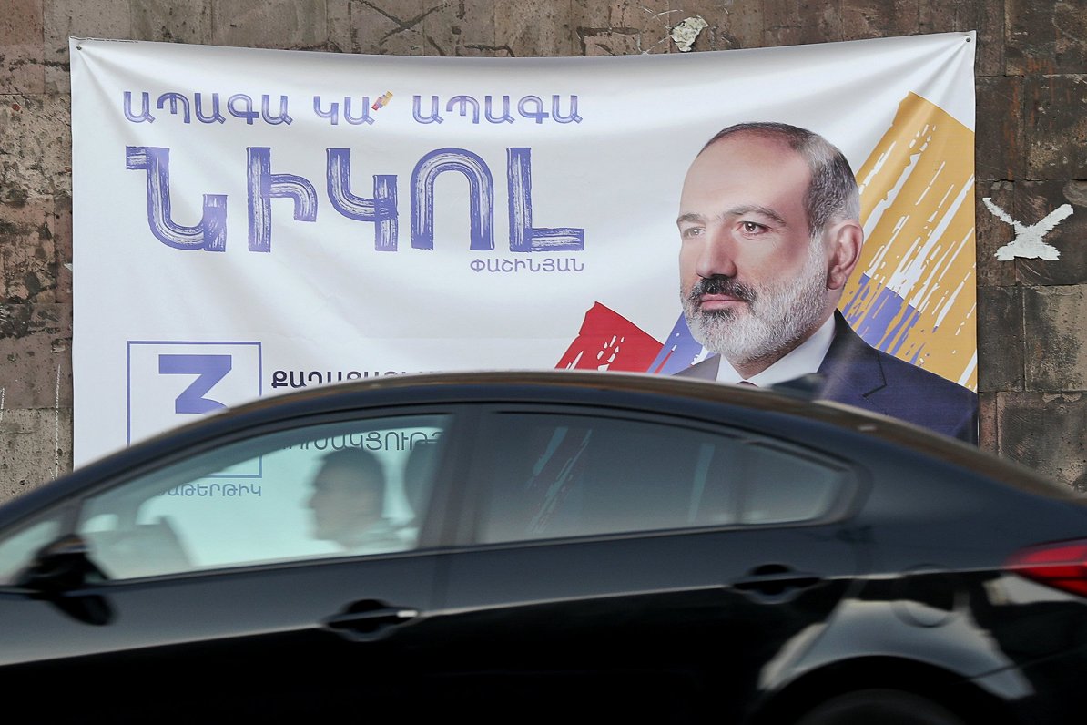 Plakāts ar līdzšinējo Armēnijas premjerministru Nikolu Pašinjanu, kurš izsludināja ārkārtas vēlēšana...