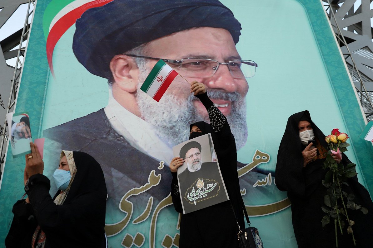 Jaunievēlētā Irānas prezidenta Raisi atbalstītāji prezidenta vēlēšanu dienā 19. jūnijā