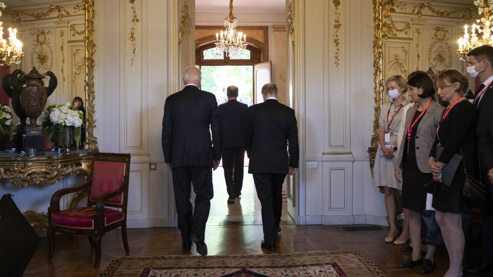 Президенты Швейцарии, США и России покидают место саммита