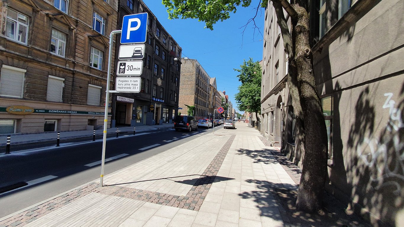 Bruņinieku iela Rīgā pēc rekonstrukcijas. 2021. gada jūnijs.