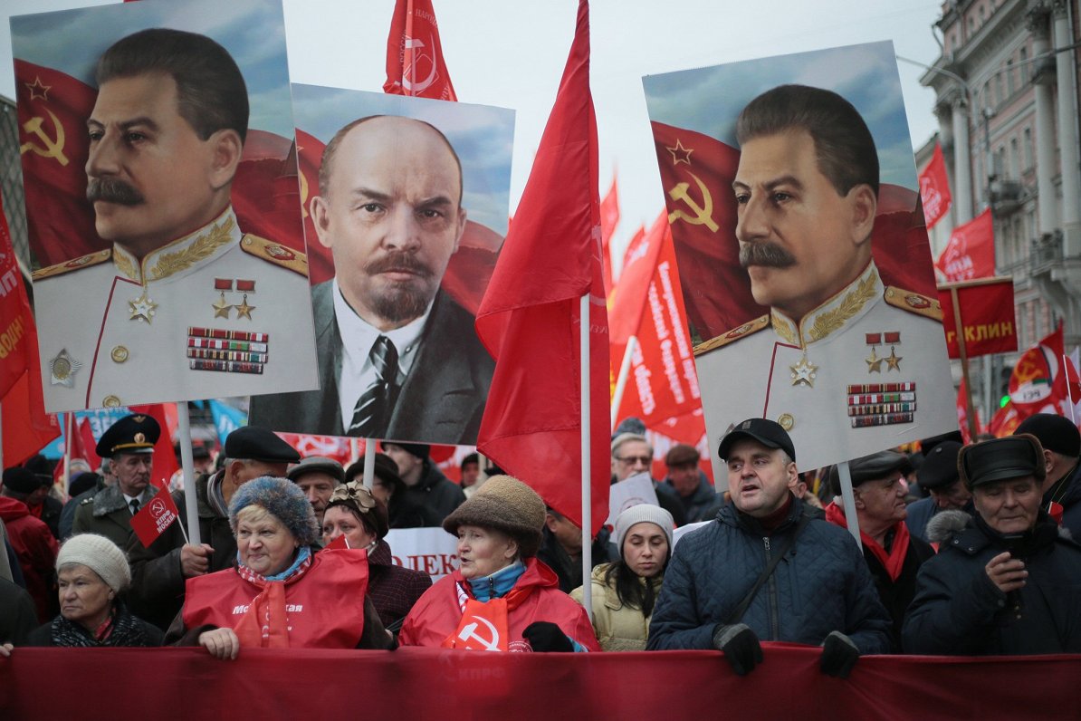 Krievijas komunisti ar Staļina un Ļeņina plakātiem