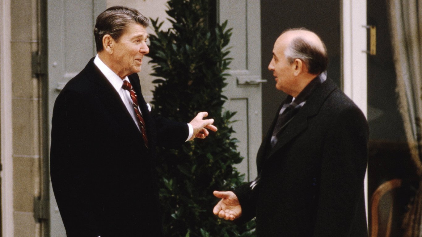 Первая встреча президент США Рональда Рейгана и советского генсека Михаила Горбачева. Женева, ноябрь...