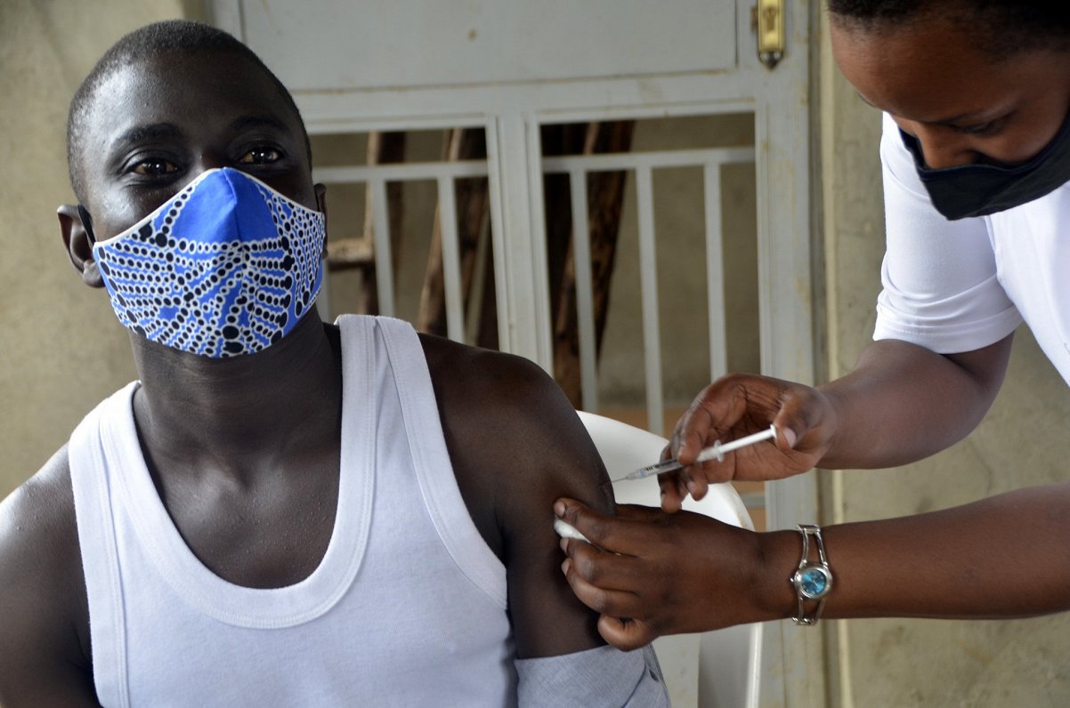 Ugandas skolotājs saņem vakcīnu pret Covid-19