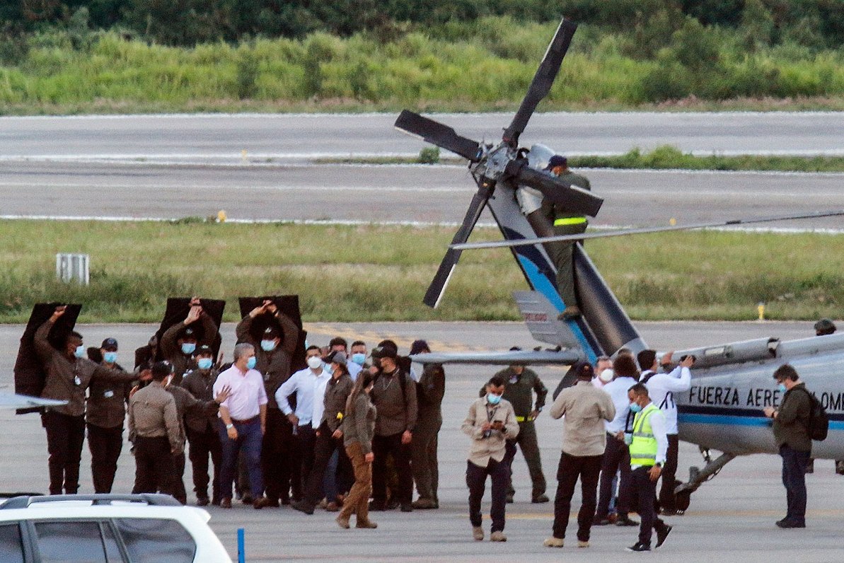 Kolumbijas prezidents Ivans Duke pie helikoptera miesassargu lokā