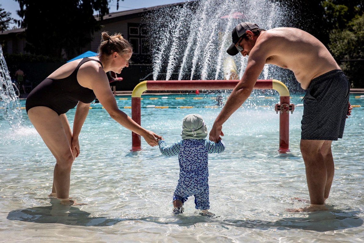 Ģimene Portlendā meklē veldzi baseinā. 2021. gada 27. jūnijs.
