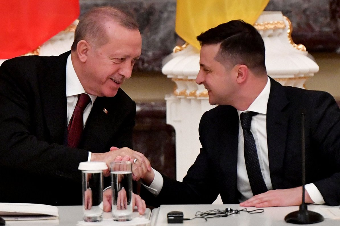 Turcijas prezidents Redžeps Tajips Erdogans sasveicinās ar Ukrainas prezidentu Volodimiru Zelenski