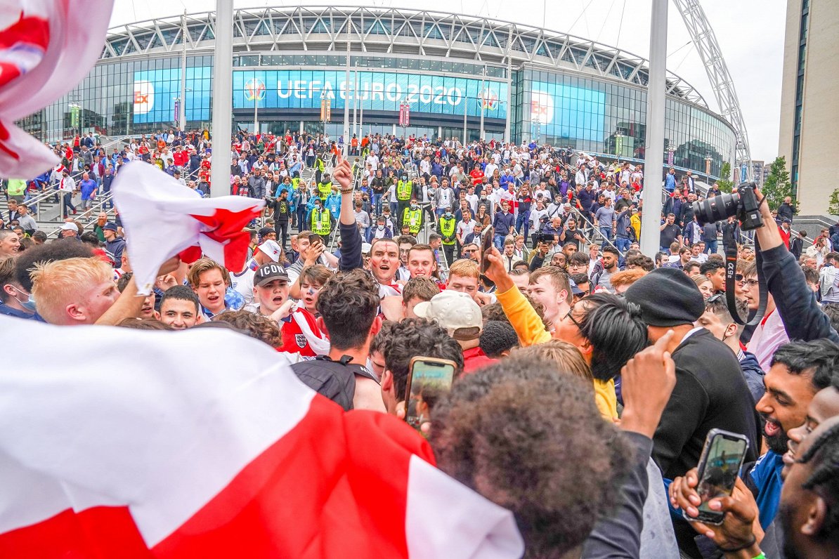 Anglijas fani pie Vemblija stadiona pirms Eiropas čempionāta astotdaļfināla