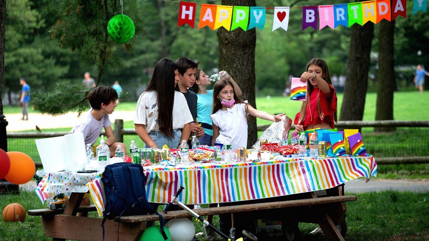Празднование дня рождения. Центральный парк, Нью-Йорк, США, 22 мая 2021 года.