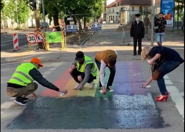 Aktīvisti aizkrāso LGBT krāsās izrotāto gājēju pāreju Viļņā