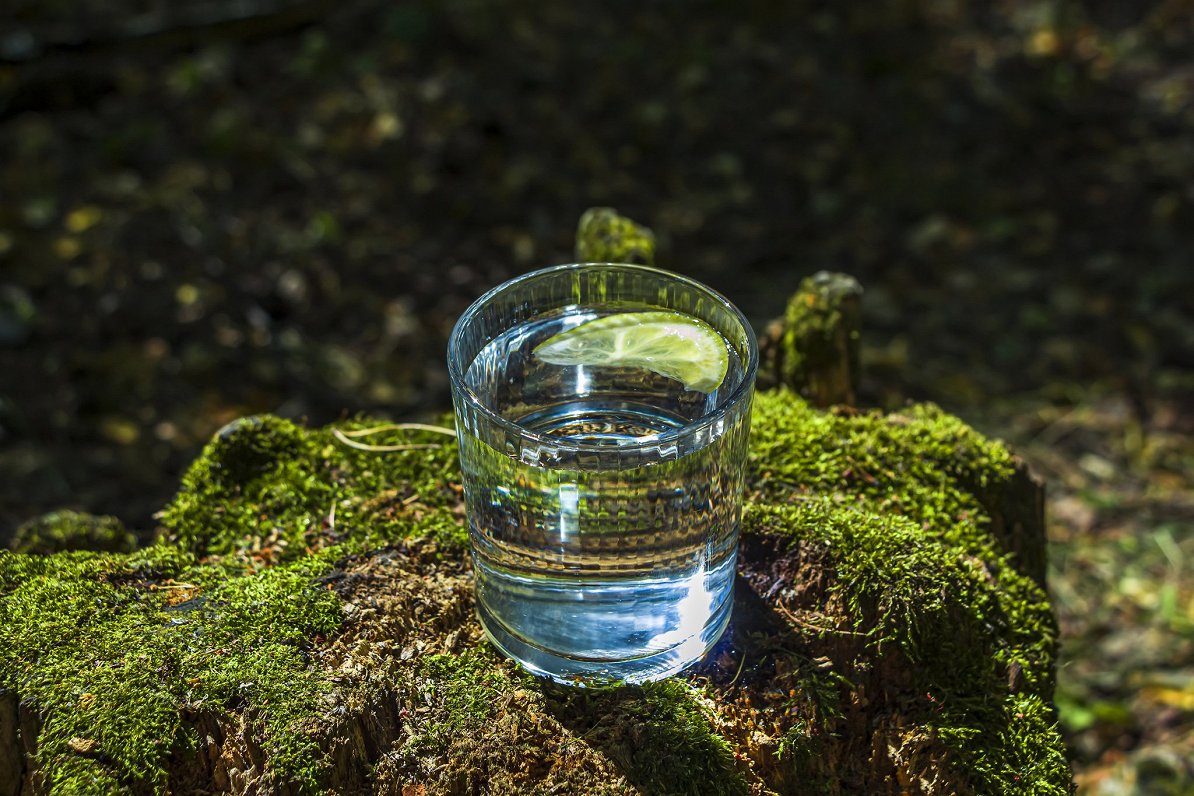 Stikla glāze ar dzeramo ūdeni brīvā dabā