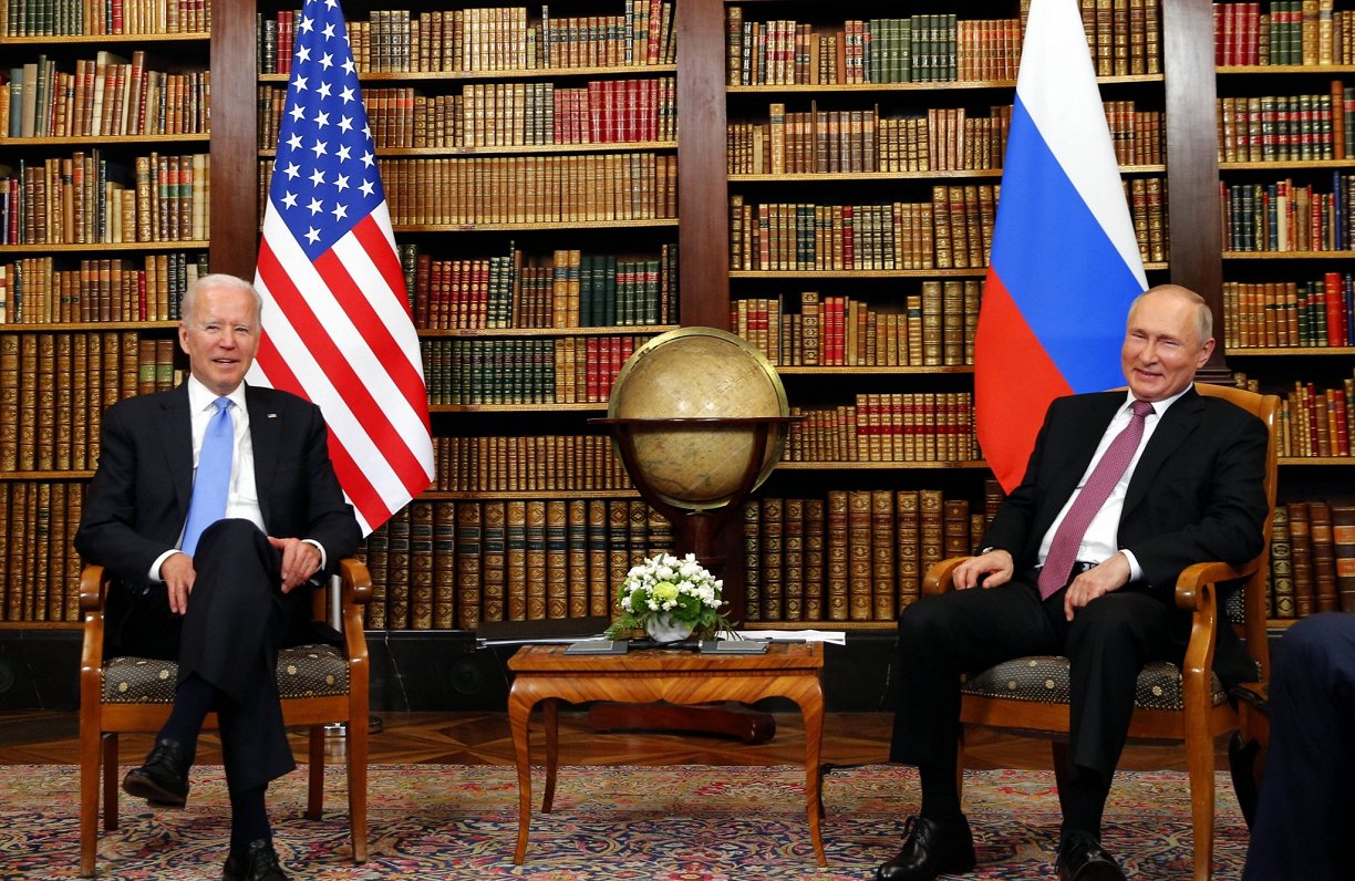 ASV prezidents Džo Baidens (no kreisās) un Krievijas prezidents Vladimirs Putins