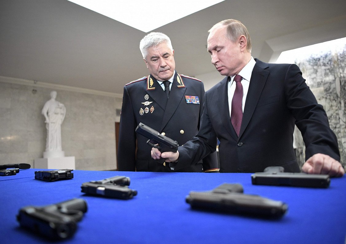 Krievijas prezidents Vladimirs Putins un iekšlietu ministrs Vladimirs Kolokoļcevs