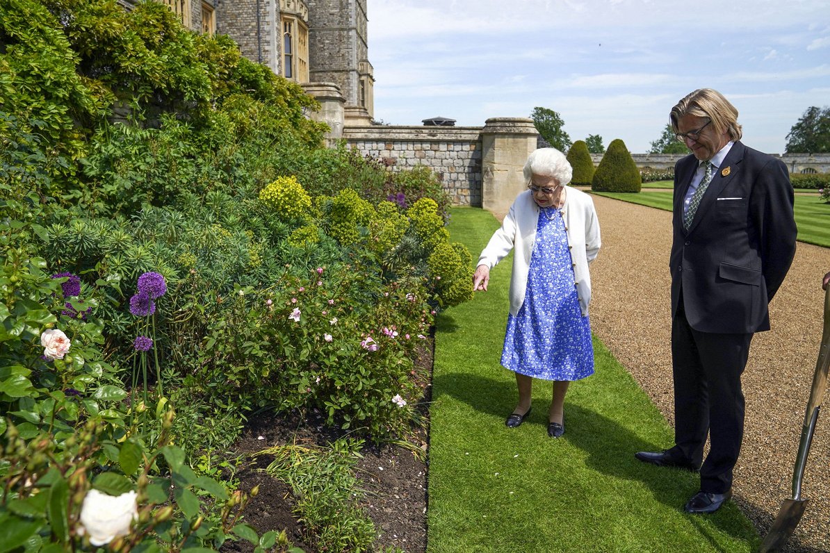 Karaliene Elizabete II ar rozes iestādīšanu piemin mūžībā aizgājušo princi Filipu.