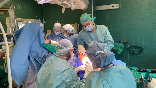 Rīgā ķirurgi sarežģītā operācijā kaulu no kājas pārstāda rokā