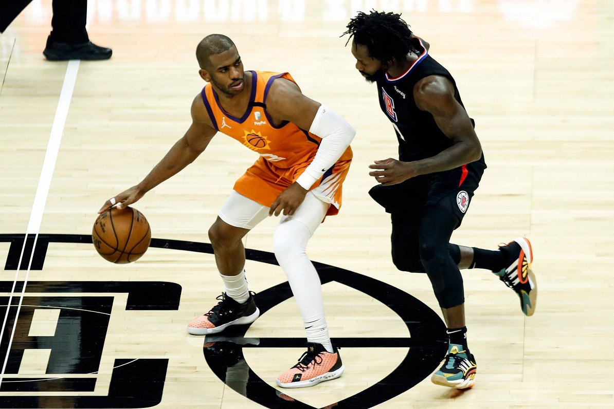 Fīniksas &quot;Suns&quot; basketbolists Kriss Pols (pa kreisi) spēlē pret Losandželosas &quot;Clippe...