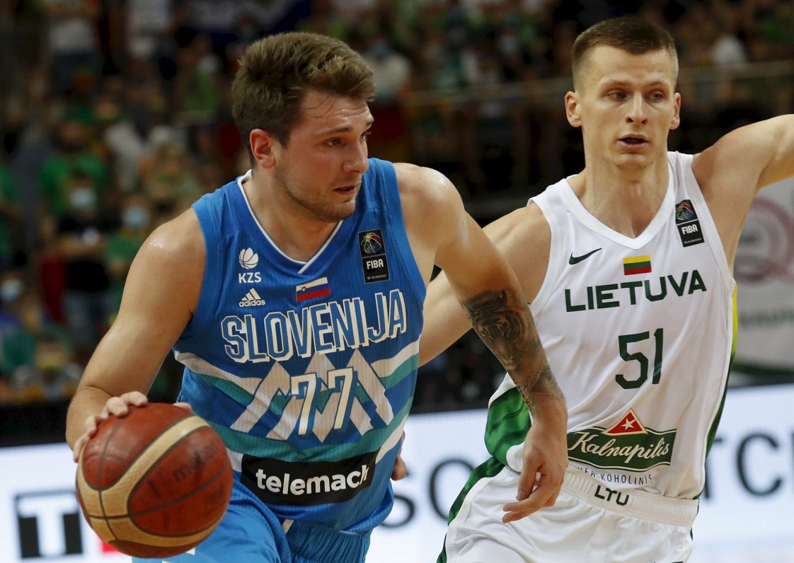 Slovēnijas basketbolists Luka Dončičs (pa kreisi) un lietuvietis Arns Butkevičs