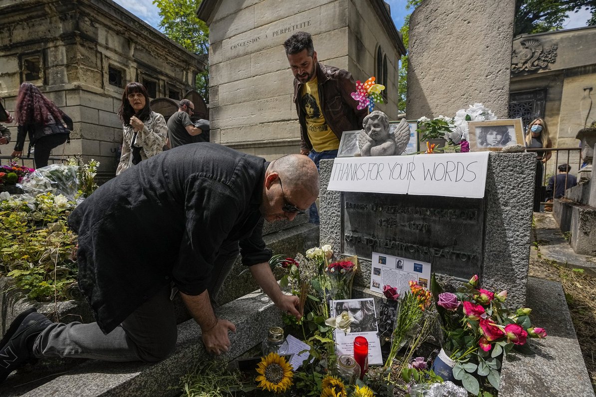 Fani Parīzē piemin Džimu Morisonu viņa nāves 50. gadadienā