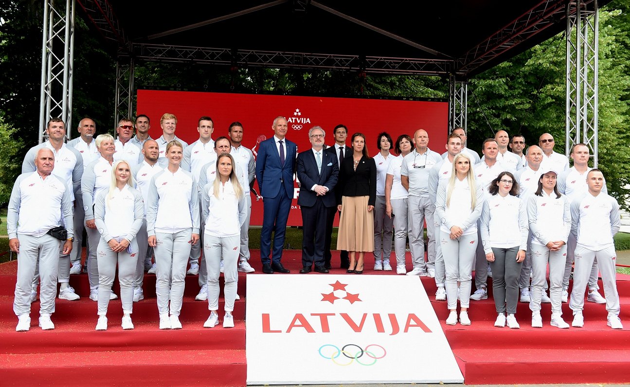 Latvijas olimpiskā komanda svinīgā pasākumā Esplanādē